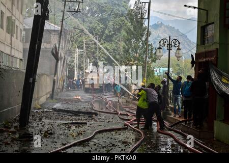 15 septembre 2018 - Srinagar, J&K, Inde - Les sections locales et les pompiers vu essayer d'éteindre le feu.Un violent incendie a éclaté dans un hôtel local ici à Srinagar le samedi, mais il n'y a pas eu de perte de vie ou blessures selon la police. Offres d'incendie ont été transportés à l'endroit et de la police, et l'incendie et d'urgence tentaient d'éteindre les flammes. Credit : Saqib Majeed/SOPA Images/ZUMA/Alamy Fil Live News Banque D'Images