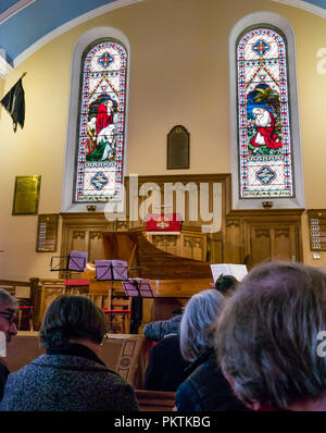 Église paroissiale de Gladsmuir, Lothian oriental, Écosse, Royaume-Uni, 15 septembre 2018. Le festival Lammermuir a lieu dans une église avec vitraux dédiés au col James Ainslie. Les amateurs de concert attendent qu'un spectacle commence Banque D'Images