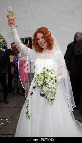 Gruenwald, Bavière. 15 Sep, 2018. 15 septembre 2018, l'Allemagne, Gruenwald : l'épouse Laura Siegel célèbre après son mariage à l'église Saint-Thomas. Credit : Ursula Düren/dpa/Alamy Live News Banque D'Images