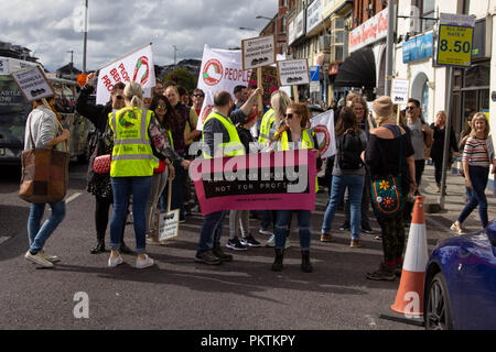 Cork, Irlande. 15 Septembre, 2018. Cork, Irlande. 15 Septembre, 2018. Rassemblement pour le logement et contre l'Brutaility Garda, la ville de Cork. Aujourd'hui à 14 heures un rassemblement a eu lieu le Grand Parade, la ville de Cork. La manifestation était de protester contre les événements récents sur la rue Frederick nord de Dublin qui a vu plusieurs personnes blessées lors d'une expulsion par la police dans une cagoule. Credit : Damian Coleman/Alamy Live News. Banque D'Images