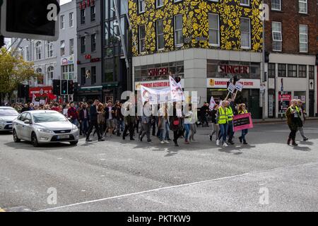 Cork, Irlande. 15 Septembre, 2018. Cork, Irlande. 15 Septembre, 2018. Rassemblement pour le logement et contre l'Brutaility Garda, la ville de Cork. Aujourd'hui à 14 heures un rassemblement a eu lieu le Grand Parade, la ville de Cork. La manifestation était de protester contre les événements récents sur la rue Frederick nord de Dublin qui a vu plusieurs personnes blessées lors d'une expulsion par la police dans une cagoule. Credit : Damian Coleman/Alamy Live News. Banque D'Images