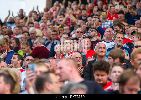 Carrow Road, Norfolk, Royaume-Uni. 15 Sep 2018. Sky Bet Championship EFL Norwich City v Middlesbrough Middlesborough ; encourager leurs fans à l'encontre de l'équipe de Norwich à Carrow Road. Utilisez uniquement rédactionnel aucune utilisation non autorisée avec l'audio, vidéo, données, listes de luminaire, club ou la Ligue de logos ou services 'live'. Aucune utilisation de pari, de jeux ou d'un club ou la ligue/dvd publications et toutes les images de la Ligue anglaise de football sont soumis à licence DataCo Crédit : News Images /Alamy Live News Banque D'Images