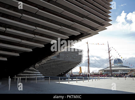 Dundee, Écosse, Royaume-Uni, le 15 septembre 2018, jour de l'ouverture de V&A Design Museum, les membres du public en attente pour l'entrée à la V&A Banque D'Images