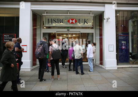 Manchester, UK. 15 Sep 2018. Fermé ses portes HSBC aux clients, pour les manifestants, qui demandent à la banque d'Israël armement 'Stop' et pour la HSBC pour mettre fin à leurs participations dans des sociétés d'armes, de démontrer à l'extérieur de la banque. Manchester , 15 septembre 2018 (C)Barbara Cook/Alamy Live News Banque D'Images