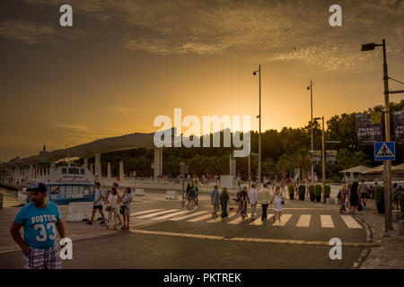 Espagne, Malaga - 24 juin 2017 : les gens marcher sur la promenade dans le port de Malaga pendant la golden hour sunset Banque D'Images