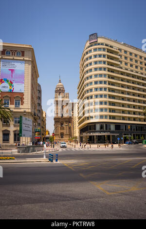 Espagne, Malaga - 24 juin 2017 :, un groupe de personnes marchant dans une rue en face de l'AC Marriot Hotel Banque D'Images