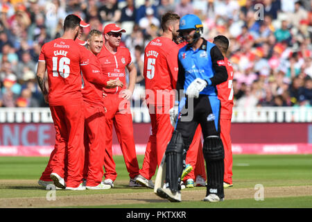 La chute rapide de Worcestershire Tom est surpris par la foudre Lancashire Joss Buttler off le bowling de Matthieu pendant l'épanouissement Parkinson T20 Blast Semi finale match le jour des finales à Edgbaston, Birmingham. Banque D'Images