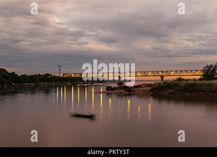 Coucher du soleil avec un pont menant au fleuve dans l'Hpa Thanlyin, Myanmar Banque D'Images