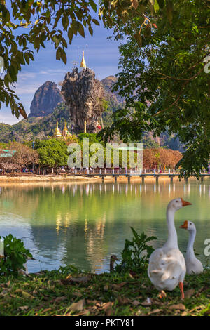 La pagode de Kyauk Ka Lat étonnant près de Hpa-An, Myanmar Banque D'Images