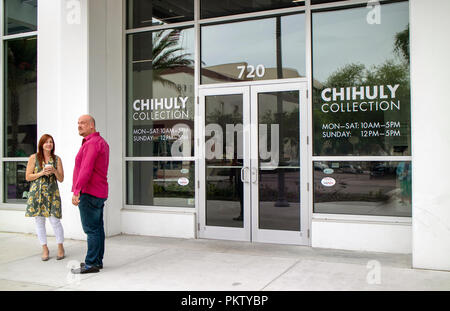 La Collection Chihuly studio au centre-ville, St Petersburg, Florida, USA, en couple à l'extérieur. Banque D'Images
