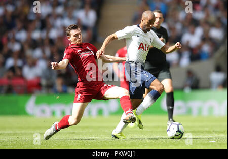 Le centre de Liverpool, Andrew Robertson (à gauche) et Tottenham Hotspur's Lucas Moura (à droite) bataille pour la balle durant le premier match de championnat au stade de Wembley, Londres. ASSOCIATION DE PRESSE Photo. Photo date : Samedi 15 septembre 2018. Voir l'ACTIVITÉ DE SOCCER histoire Tottenham. Crédit photo doit se lire : Adam Davy/PA Wire. RESTRICTIONS : EDITORIAL N'utilisez que pas d'utilisation non autorisée avec l'audio, vidéo, données, listes de luminaire, club ou la Ligue de logos ou services 'live'. En ligne De-match utilisation limitée à 120 images, aucune émulation. Aucune utilisation de pari, de jeux ou d'un club ou la ligue/dvd publications. Banque D'Images