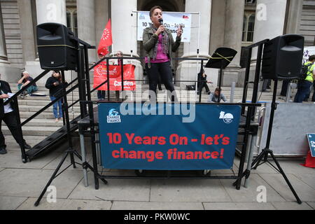 MP SNP Kirsty Blackman s'exprimant lors d'un rassemblement pour marquer le 10e anniversaire de l'effondrement de Lehman Brothers et la crise financière, à l'extérieur de l'édifice Royal Exchange dans la ville de Londres. Banque D'Images