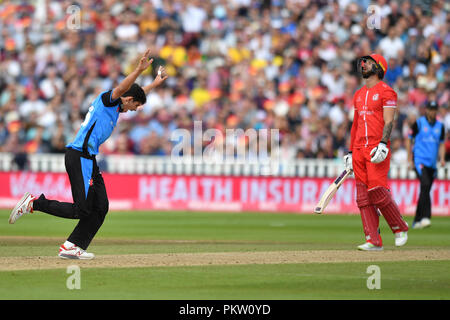 La rapide Worcestershire Patrick Brown célèbre en tenant le wicket de Lancashire Lightning's Jordan Clark pendant la vitalité T20 Blast Semi finale match le jour des finales à Edgbaston, Birmingham. Banque D'Images