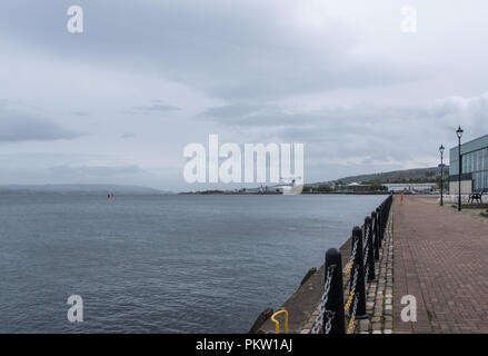 La Douane à Greenock front de mer à l'est jusqu'à la ship yard à Port Glasgow dans le lointain. Banque D'Images