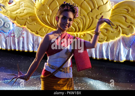 Femme thaïlandaise en costume traditionnel portant six pouces de long en laiton ouvragé ongles participant à la LEP fauve dance (danse) qui les ongles son origine est dans l'ancien royaume de Lanna thaï du nord et se concentre sur les mouvements de la main. Bangkok, Thaïlande Banque D'Images