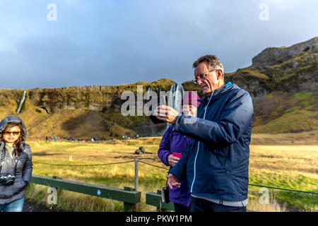 Seljalandsfoss, Islande - 22 octobre 2017 - Âge mûr prenant une à une en selfies Seljalandsfoss temps couvert en Islande. Banque D'Images