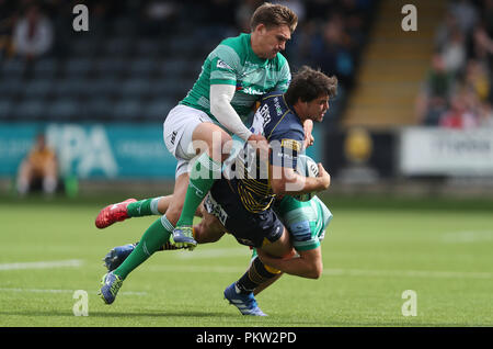 Worcester Warriors François Venter est abordé par Newcastle Falcons Toby Flood et Chris Harris au cours de la Premiership match Gallagher au Sixways Stadium, Worcester. Banque D'Images