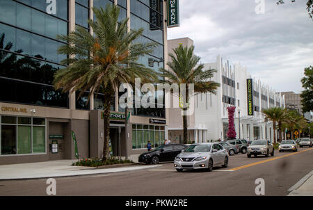 Première banque d'accueil et les bâtiments du centre-ville, Collection Chihuly St Petersburg, Floride, USA. Banque D'Images