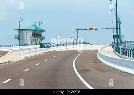 Bureau de contrôle et les barrières du pont-levis sur Gulf Boulevard, Johns Pass, Madère Beach, Florida, USA Banque D'Images