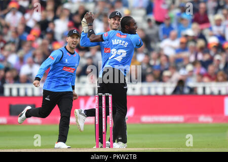 Requins' Tymal Sussex Mills célèbre comme du Somerset Steve Davies est pris derrière durant la vitalité T20 Blast Semi finale match le jour des finales à Edgbaston, Birmingham. Banque D'Images