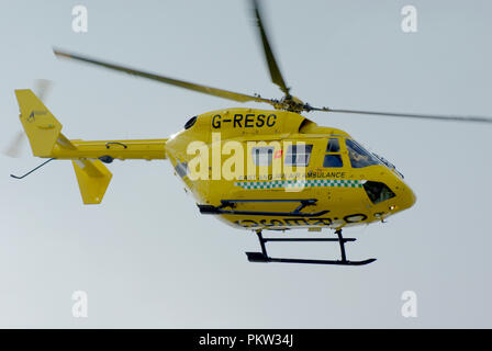 East Anglian Air Ambulance hélicoptère Eurocopter MBB BK117 G-CSER voler. Les services d'urgence air ambulance ambulancier assistance médicale Banque D'Images