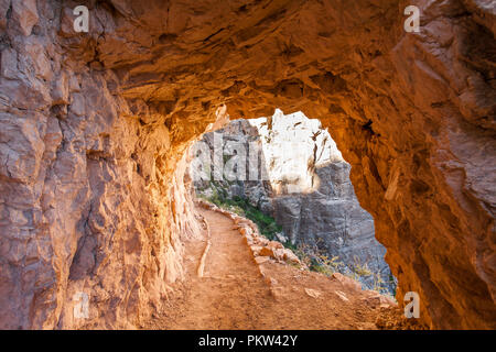 Tunnel de pierre sur le chemin vers le bas Grand Canyon Banque D'Images