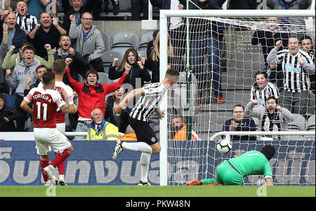 Le Newcastle United Ciaran Clark (au centre) marque son premier but de côtés du jeu pendant le premier match de championnat à St James' Park, Newcastle. Banque D'Images