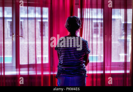 Seule femme à l'windoww Banque D'Images