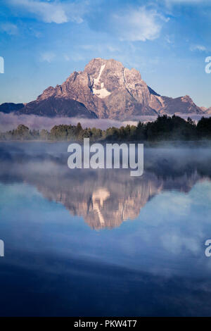 Mont Moran reflète dans les eaux calmes à Oxbow Bend de la Snake River. Grand Tetons (Wyoming). Banque D'Images