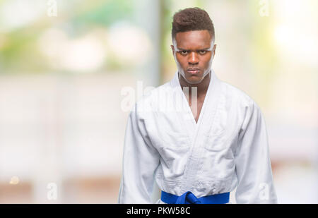 Young african american man sur fond isolé portant des kimono sceptique et nerveux, fronçant bouleversé parce que de problème. Personne négative. Banque D'Images