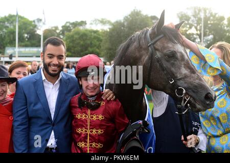 L'lion rugissant et propriétaire Sheikh Fahad Al Tani et Oisin jockey Murphy (centre) après avoir gagner au cours de la première journée de la Longines 2018 Champions irlandais Week-end à l'hippodrome de Leopardstown, Dublin. Banque D'Images