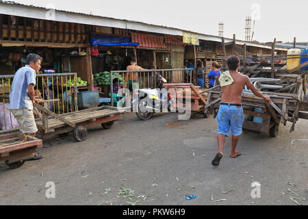 Cebu, Philippines-October 18, 2016 : Porter transporte une échoppe de marché structure sur un chariot-marché du carbone plus ancien et plus grand marché d'agriculteurs de la ville-l Banque D'Images