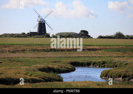 Burnham Overy Tower Mill à travers marais près de la côte nord du comté de Norfolk. Banque D'Images