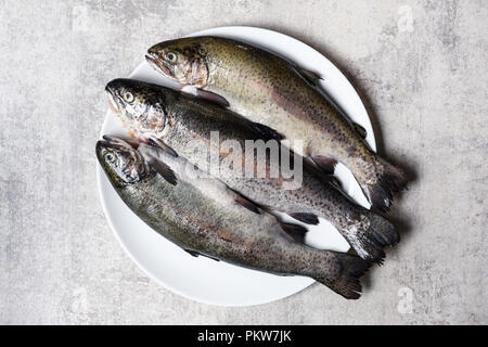 Trois poissons truite on white plate Banque D'Images