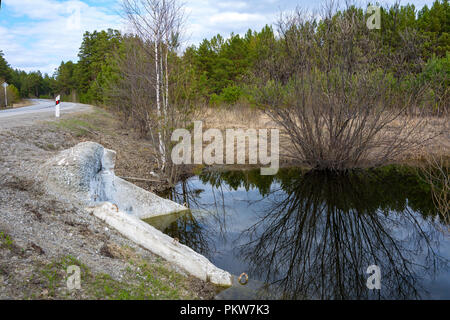 Le pont sur le ruisseau de printemps gonflé près du village de Khrystynovka, Kemerovo Region Banque D'Images