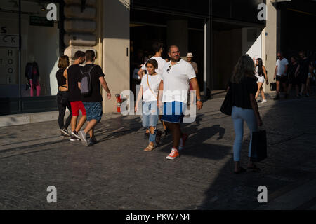 Les gens qui marchent dans la rue Ermou le centre d'Athènes Banque D'Images