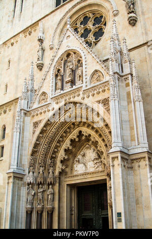 Entrée principale de la cathédrale de l'Assomption de la Bienheureuse Vierge Marie à Zagreb, Croatie Banque D'Images