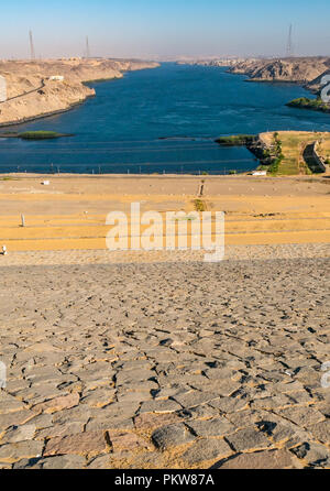 Regardant vers le bas Nil à partir du haut du grand barrage d'Assouan, le Nil, Assouan, Egypte, Afrique du Sud Banque D'Images