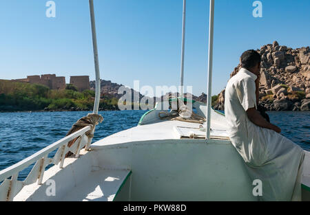 Bateau de tourisme avec les homme égyptien sur le lac Nasser aller à Temple de Philae, l'Île Agilkia, Nil, l'Egypte, l'Afrique Banque D'Images