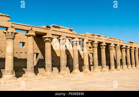 Colonnade de colonnes dans la cour, Temple de Philae, l'Île Agilkia, Nil, Assouan, Egypte, Afrique du Sud Banque D'Images