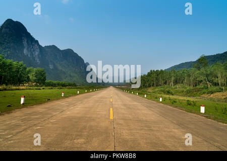 Un paysage magnifique sur la piste Ho Chi Minh à travers la chaîne de montagnes où il y a beaucoup de belles grottes de la province de Quang Binh, Vietnam Banque D'Images