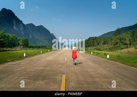 Un paysage magnifique sur la piste Ho Chi Minh à travers la chaîne de montagnes où il y a beaucoup de belles grottes de la province de Quang Binh, Vietnam Banque D'Images