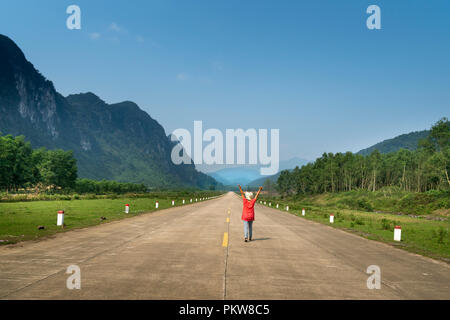 Un paysage magnifique sur la piste Ho Chi Minh à travers la chaîne de montagnes où il y a beaucoup de belles grottes de la province de Quang Binh, Vietnam Banque D'Images