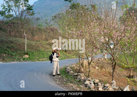 Un photographe de tournage sont beaux moments en matin tôt de ressort sur la route à travers les montagnes Banque D'Images