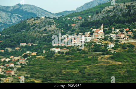 Vieux village près de forteresse de Klis en Croatie. Banque D'Images