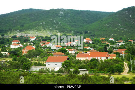Vieux village construit dans les montagnes en Croatie. Banque D'Images