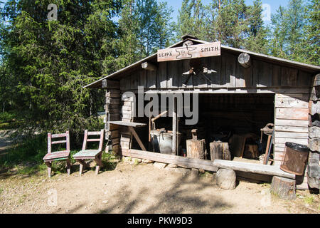 Finlande Gold Prospectors Museum cabane en rondins utilisée comme un smithy par serpa Smith chaises en bois utilisées pour la prospection de l'or vieux tambours et vice-finition bâtiment Banque D'Images