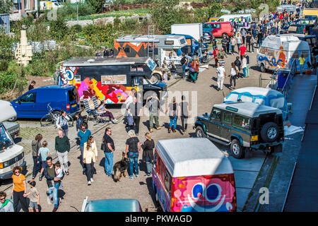 Rotterdam,Hollande,15-sept-2018:artiste pinceau cars et voitures sur POW ! WOW !Festival .c'est le plus connu street art festival dans le monde. Et maintenant sa toute première édition européenne est à Rotterdam Banque D'Images