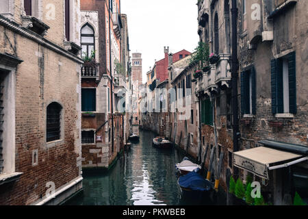 Calme petit canal à Venise Banque D'Images