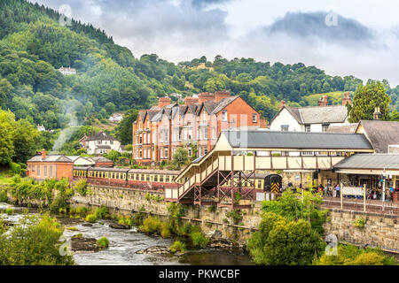 Llangollen est bien connue pour son chemin de fer à vapeur à travers les plus beaux paysages gallois. Banque D'Images
